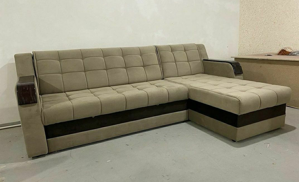 Классическое кресло с резным деревянным каркасом и бежевой велюровой обивкой с ромбовидной стёжкой после реставрации