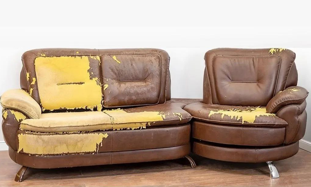 Старинное кресло в виде трона, с деревянными ножками и спинкой в изношенном состоянии синего цвета