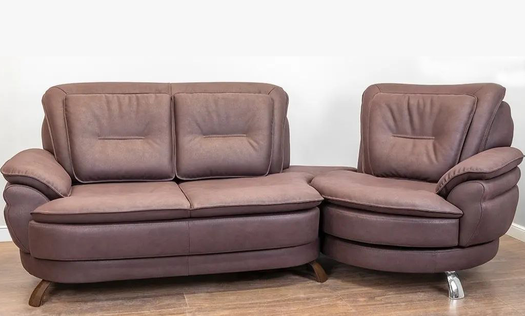 Антикварное кресло темно-синего цвета с прямой спинкой и ровным сиденьем после реставрации и перетяжки в кожу