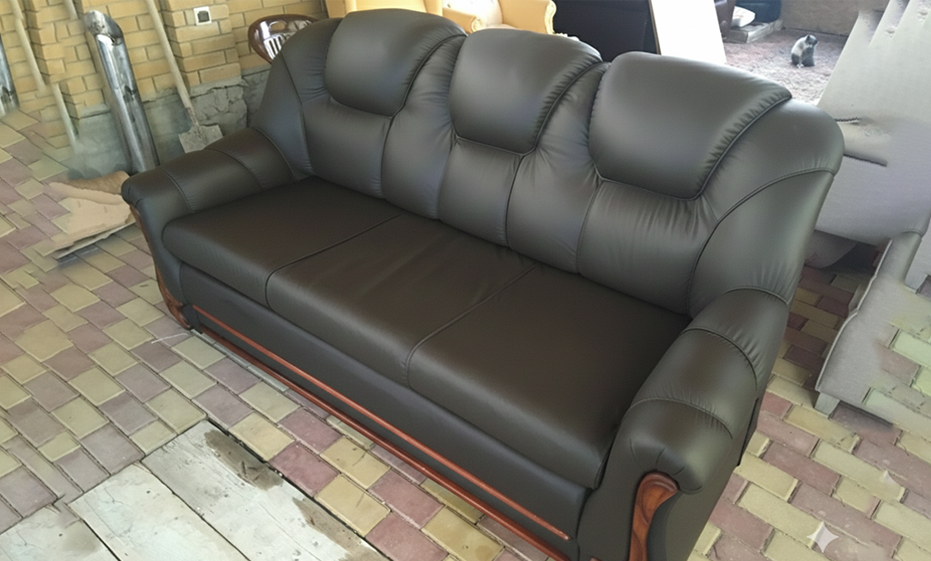 Антикварное кресло с бархатной коричневой обивкой с резными фигурами львов после реставрации и перетяжки